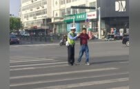 云龙交警护送摔倒老人回家 背后藏着一段英雄往事