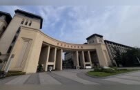 实探“化粪池吞人”事发校园，校方：井盖掉了后才盖木板，没有推卸责任