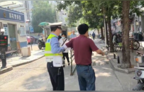 云龙交警护送摔倒老人回家 背后藏着一段英雄往事