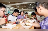 校长亲自干食堂，比外包难太多了？