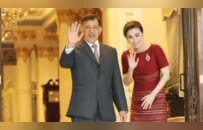 46岁苏提达陪泰王待客，“无人打扰”很明媚，比美女总理身姿挺拔