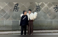 19岁男子入室行凶后淡定点外卖，年轻母亲为护女被袭致大脑萎缩如90岁，嫌疑人家属拒绝露面