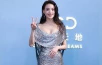 59岁刘嘉玲露香肩与李冰冰舒淇同台争艳，影后们的礼服真是各藏玄机！