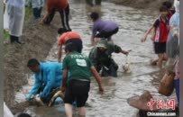 浑水摸鱼、水田拔河……游客体验婺源乡村乐趣