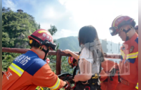 事发庐山！女游客为捡手机翻越护栏坠崖：全靠抓住一丛灌木保命