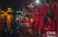民俗河灯点亮夜色 江西瑞昌举办河灯节展现非遗魅力