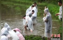 浑水摸鱼、水田拔河……游客体验婺源乡村乐趣