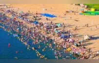 南昌市民纵享滨水乐趣（图）