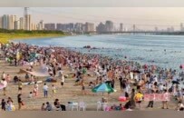 南昌市民纵享滨水乐趣（图）