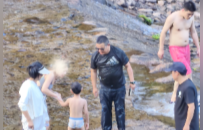 3娃共用1个游泳圈险酿悲剧 三清山平安义警跳河救起6岁男童