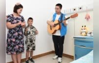 9岁新疆男孩伊力亚斯在中大医院成功治疗 带着“新耳朵”快乐回家