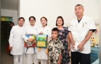 9岁新疆男孩伊力亚斯在中大医院成功治疗 带着“新耳朵”快乐回家