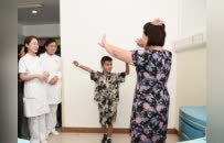 9岁新疆男孩伊力亚斯在中大医院成功治疗 带着“新耳朵”快乐回家