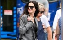 安妮·海瑟薇摔跤，踩断高跟鞋也优雅！20年后却变“穿Zara女魔头”？