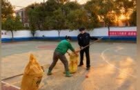 院子留给大家，欢迎老乡来晒粮！吉安这个派出所今年便民服务更暖心