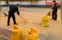 院子留给大家，欢迎老乡来晒粮！吉安这个派出所今年便民服务更暖心