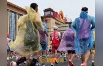 3.2万名选手齐聚！现场直击2025南昌马拉松（图）