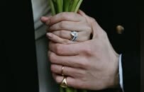 纪梵希家族继承人大婚！自曝“最抠婚礼”，戒指0元购……