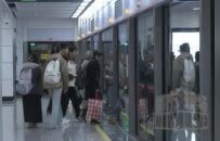 乘客5万元现金遗落车厢 南昌地铁工作人员20分钟成功找回