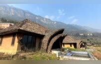 贵州一深山“稻田酒店”停工7年，网友质疑上亿投入“打水漂”，记者实探有民宿营业，当地称在努力盘活