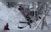 新疆喀纳斯下雪有车辆侧翻，景区实行双向临时交通管制