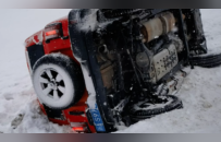 新疆喀纳斯下雪有车辆侧翻，景区实行双向临时交通管制