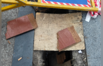 南昌青山湖区一广场因燃气施工致下水道盖板破损，老人小孩接连摔倒，塘山镇政府回应