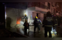 上饶一车库内新能源汽车突然起火 消防上演“教科书式”扑救