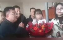 13岁女孩爬冰救人，被救男童家长：上门送酬金遭婉拒，留下羊羔肉感谢救命之恩