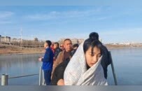 13岁女孩爬冰救人，被救男童家长：上门送酬金遭婉拒，留下羊羔肉感谢救命之恩