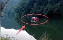 赣州龙南一轿车冲入水库，一群人冲了过来参与救援