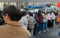 被一条街帮助的“煎饼叔叔”出院返乡，盼恢复健康请大家吃煎饼