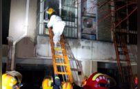 赣州一市民给小猫烤“小太阳”引发火灾 一名15岁女孩被困室内