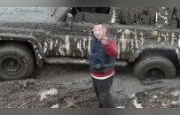 宝马越野车被困河中，60岁于东来跳入冰水施救，目击者：他很热心肠，专门返程救援