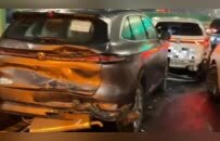 山东一高架路段路面结冰，多辆车连环撞，有的大半车身冲出桥面