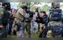 把抓人当表演的指挥官，“摄像机一来就兴奋”