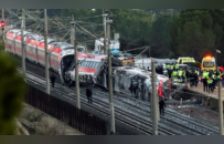 完美的“硬件”VS蹊跷的惨案：西班牙高铁相撞已致40死，几百米外发现乘客遗体