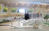 金正恩出席劳动者休养所竣工典礼，坐温泉边与民众交谈