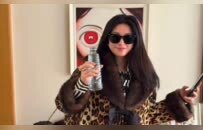 朱珠太敢穿了吧！豹纹毛毛外套+红裤子复古辣妹范儿绝了