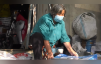 靠扫大街、拾荒助学，28年她捐了40多万元