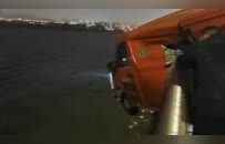 山东一高架路段路面结冰，多辆车连环撞，有的大半车身冲出桥面