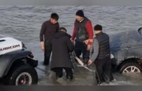 宝马越野车被困河中，60岁于东来跳入冰水施救，目击者：他很热心肠，专门返程救援