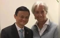 马云饭局C位女总裁，为什么愤然离席？70岁“穿香奈儿的金融女王”有多硬气