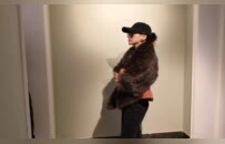 朱珠太敢穿了吧！豹纹毛毛外套+红裤子复古辣妹范儿绝了