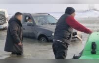 宝马越野车被困河中，60岁于东来跳入冰水施救，目击者：他很热心肠，专门返程救援