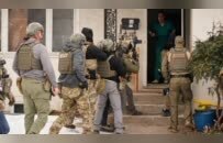 把抓人当表演的指挥官，“摄像机一来就兴奋”