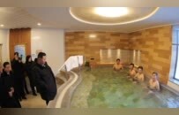 金正恩出席劳动者休养所竣工典礼，坐温泉边与民众交谈