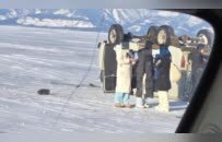 “贝加尔湖车辆侧翻事故”目击者：刚出村就侧翻，这类车被称“小钢炮”，冰面行驶速度快