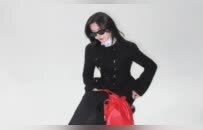 刘诗诗短皮衣+阔腿裤太拉风了！3套一套比一套绝，我直呼老公姐