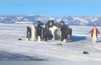 “贝加尔湖车辆侧翻事故”目击者：刚出村就侧翻，这类车被称“小钢炮”，冰面行驶速度快